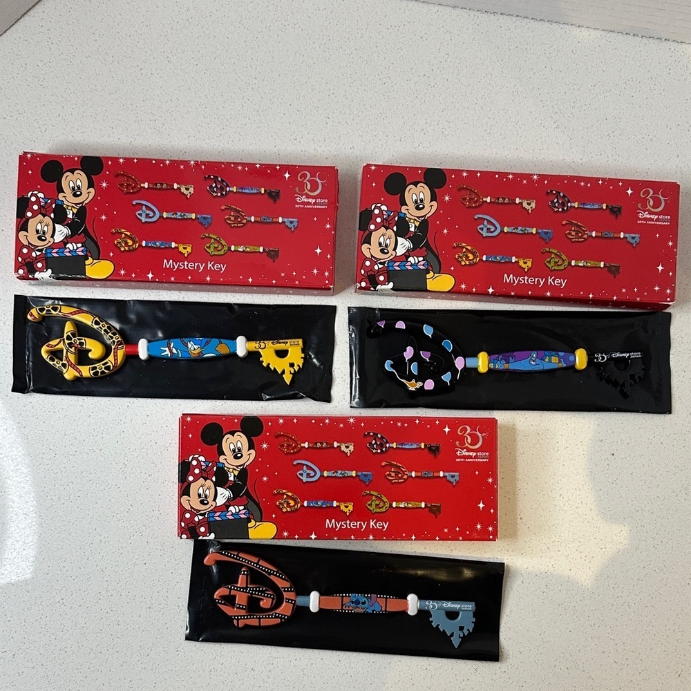 🏰 Disney Japan Store 35th Anniversary Mystery Keys Set Limited Edition